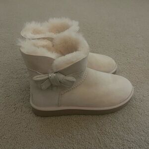100% authentic UGG Cream Suede Boots with bow
